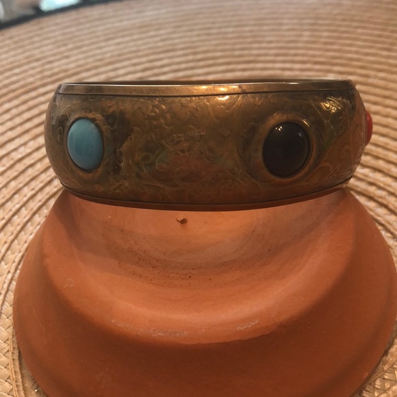 Brass patterned bangle bracelet -colored stones - Picture 3 of 4